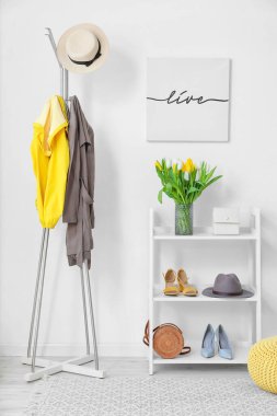 Modern koridorun şık iç tasarımı