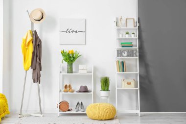 Modern koridorun şık iç tasarımı