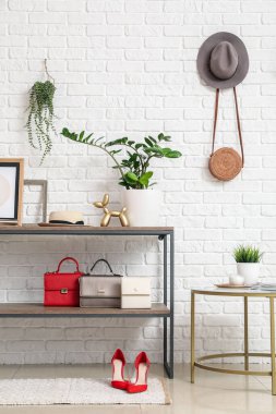 Modern koridorun şık iç tasarımı