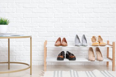 Modern salonda ayakkabılarla ayakta durun.