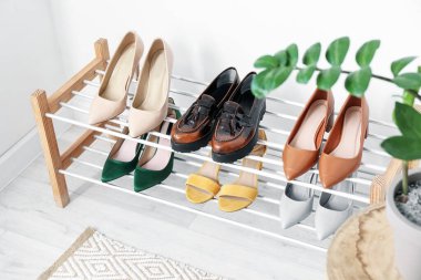 Modern salonda ayakkabılarla ayakta durun.