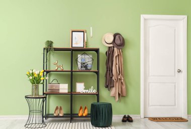 Modern koridorun şık iç tasarımı