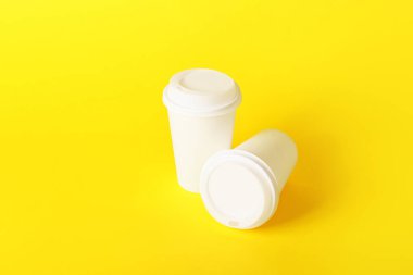 Renk arkaplanında boş paket servisi bardakları