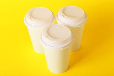 Renk arkaplanında boş paket servisi bardakları