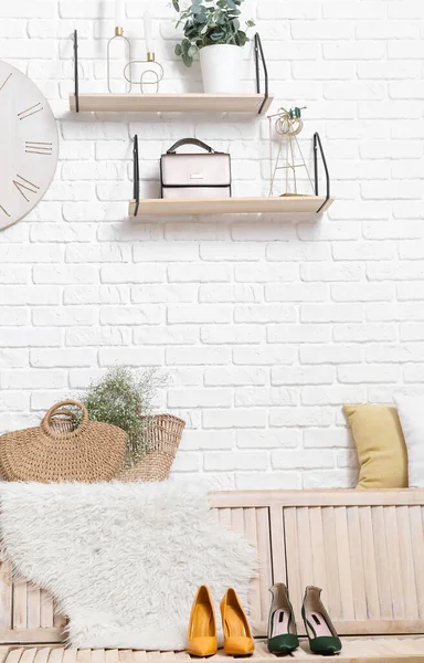 Modern koridorun şık iç tasarımı