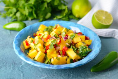 Renkli taze mango soslu tabak.