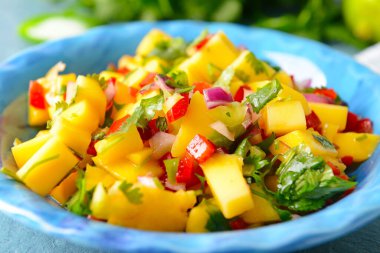 Taze mango soslu tabak, yakın plan.