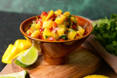 Masada taze mango soslu kase, yakın plan.