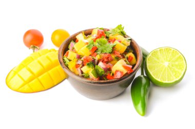 Beyaz arka planda taze mango soslu kase.