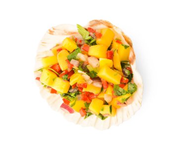 Beyaz arka planda taze mango soslu deniz kabuğu.