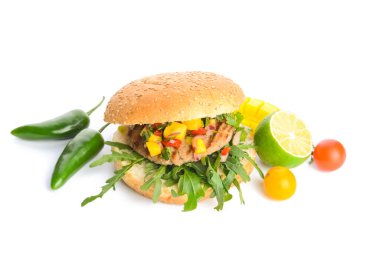 Beyaz arka planda lezzetli mango soslu hamburger.