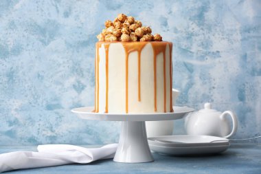 Arkaplanda patlamış mısır ve karamel olan lezzetli bir pasta.