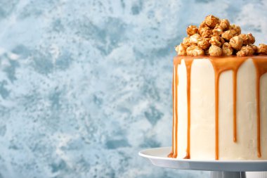 Arkaplanda patlamış mısır ve karamel olan lezzetli bir pasta.