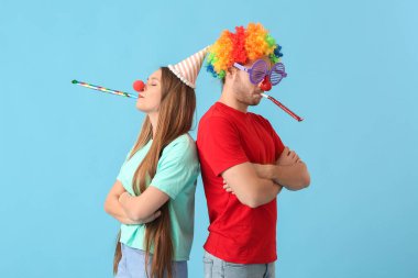 Renkli arka planda tuhaf kılık değiştirmiş genç bir çift. 1 Nisan şakası
