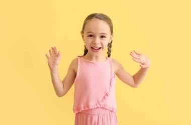 Renkli arka planda şirin bir kız.