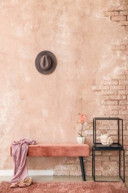 İçinde banket olan modern şık bir oda.