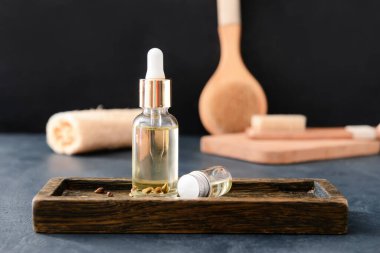 Koyu arkaplanda üzüm tohumu yağı şişeleri