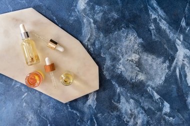 Renkli arkaplanda üzüm tohumu yağı şişeleri