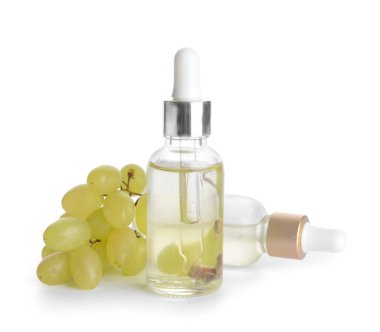 Beyaz arka planda üzüm tohumu yağı şişeleri