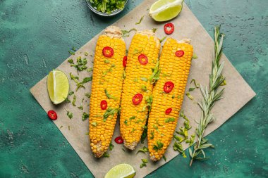 Renkli arkaplanda lezzetli mısır koçanları