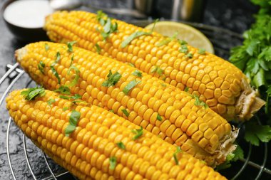 Koyu arkaplanda lezzetli mısır koçanları.