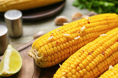 Lezzetli mısır koçanları, yakın plan.