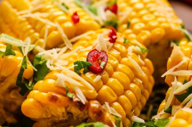 Lezzetli mısır koçanları, yakın plan.