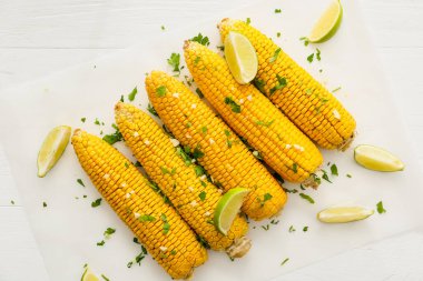 Hafif arkaplanda lezzetli mısır koçanları