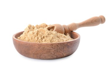 Beyaz arkaplanda zencefil tozu ile kase