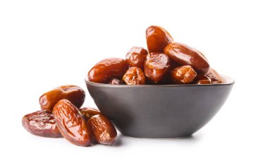 Beyaz arka planda kurutulmuş tatlı tarihli kase