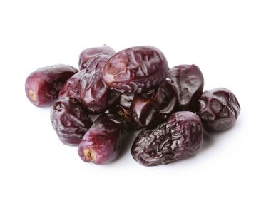 Beyaz arkaplanda kurumuş tatlı tarihler