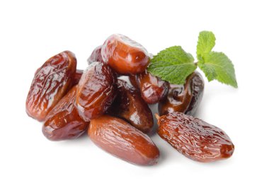 Beyaz arkaplanda kurumuş tatlı tarihler