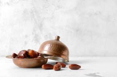 Açık arkaplanda kurutulmuş tatlı tarihli kase