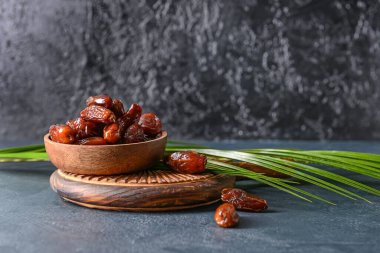 Koyu arkaplanda kurutulmuş tatlı tarihli kase