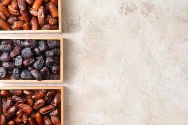 Açık arkaplanda kurutulmuş tatlı tarihli tahta kutular