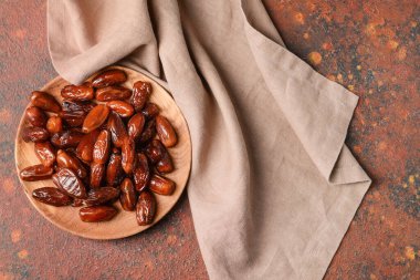 Grunge arka planında kurumuş tatlı tarihli tabak