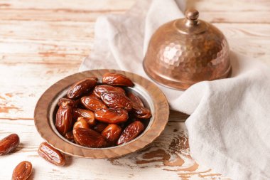 Hafif ahşap zemin üzerinde kurumuş, tatlı hurma tabağı