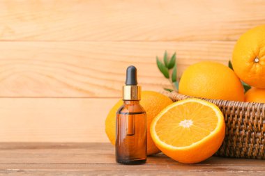 Ahşap zemin üzerinde bir şişe portakal yağı