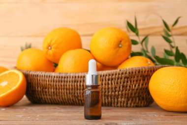 Ahşap zemin üzerinde bir şişe portakal yağı