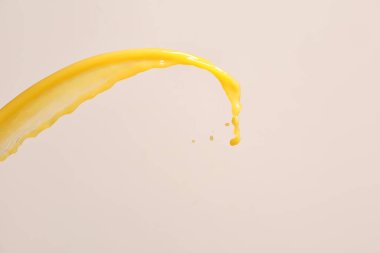 Arkaplanda portakal suyu lekesi