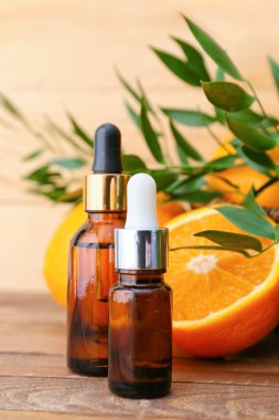 Ahşap zemin üzerinde portakal yağı şişeleri
