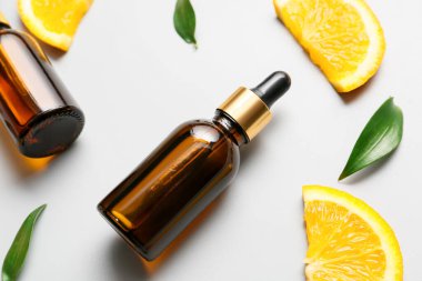 Hafif arkaplanda turuncu yağ şişeleri