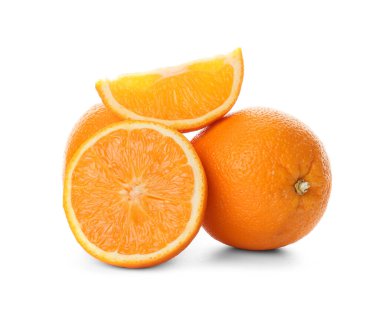 Beyaz arkaplanda olgun portakallar