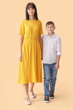 Arka planda mutlu anne ve oğulun portresi