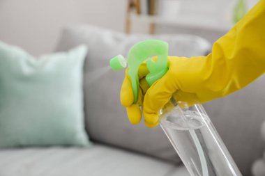 Oda spreyi kullanan genç bir kadın, yakın plan.