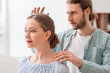 Reiki usta hastayla çalışıyor.