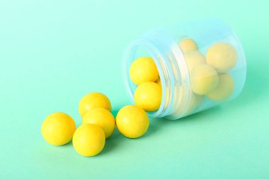 Lezzetli sakız çiğneyen kavanozun renk arkaplanı