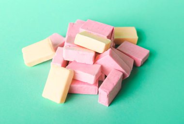 Renkli arkaplanda lezzetli sakız çiğneme