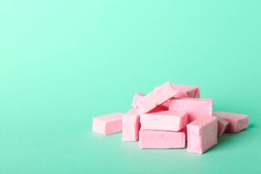 Renkli arkaplanda lezzetli sakız çiğneme