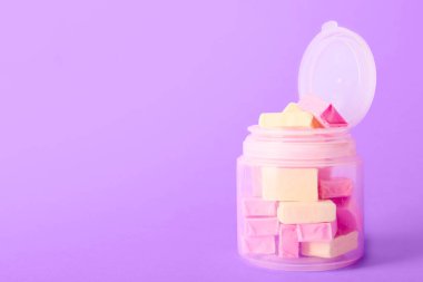 Lezzetli sakız çiğneyen kavanozun renk arkaplanı